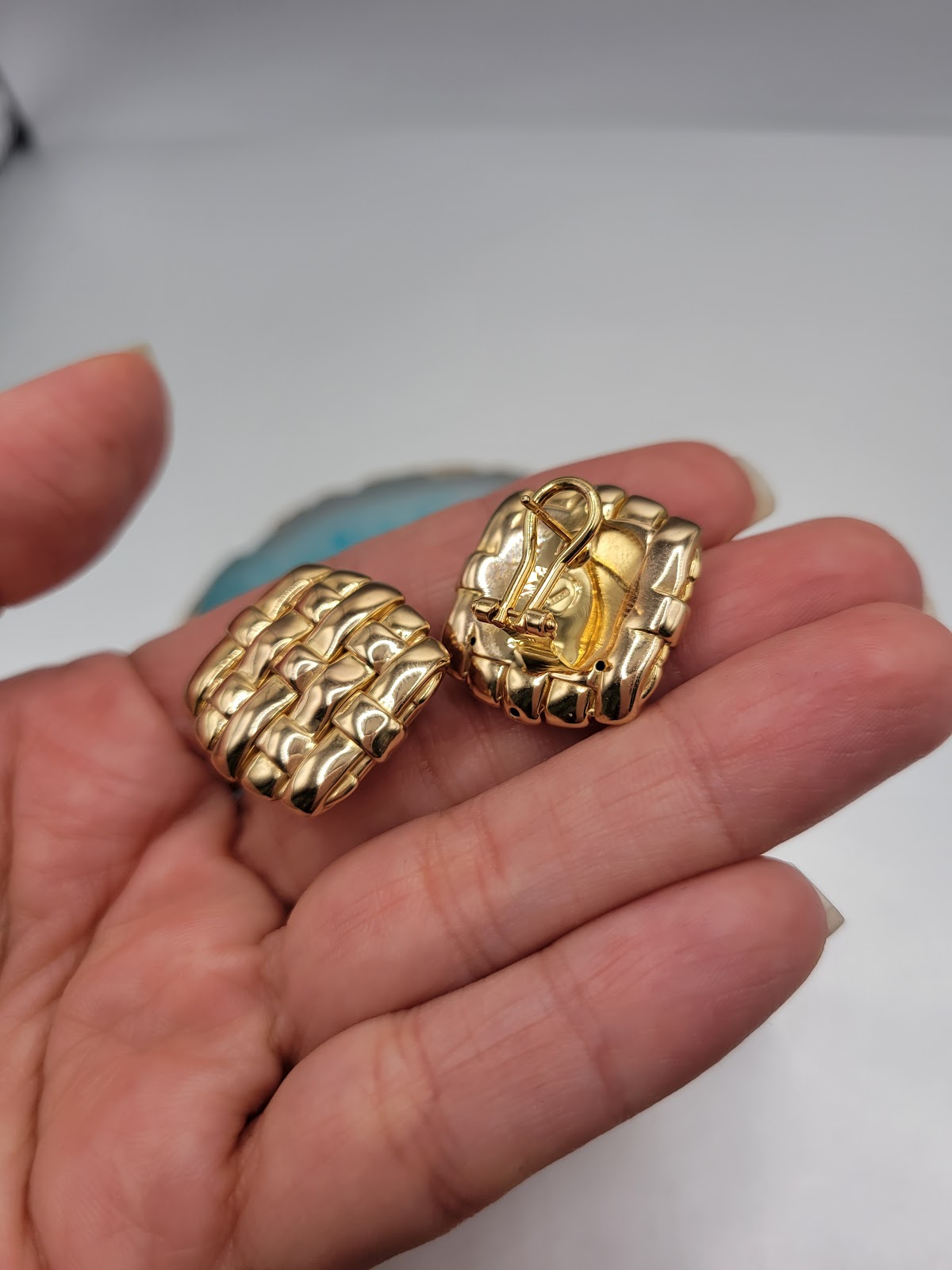 18k gold necklace displayed on a dark bust